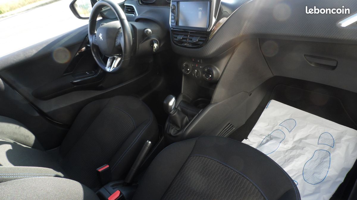 Peugeot 208 1.2l 82ch style garantie 12 mois (image 3)