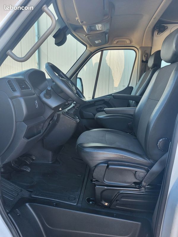 RENAULT MASTER L3H2 FOURGON 2.3 Blue DCI 135 GRAND CONFORT CABINE APPROFONDIE FIXE 06 PLACES avec NAVIGATION + RADARS ARRIERE + HABILLAGE BOIS + PORTES ARRIERE 270 DEGRÉS ( Prix de Vente 25 990 HT ) (image 9)