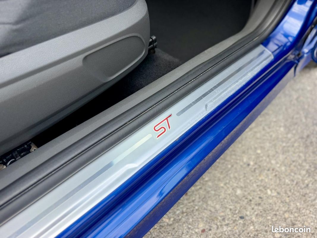 FORD FOCUS ST 2.5 225Ch MK2- Toit ouvrant - xénons - Première main (image 28)