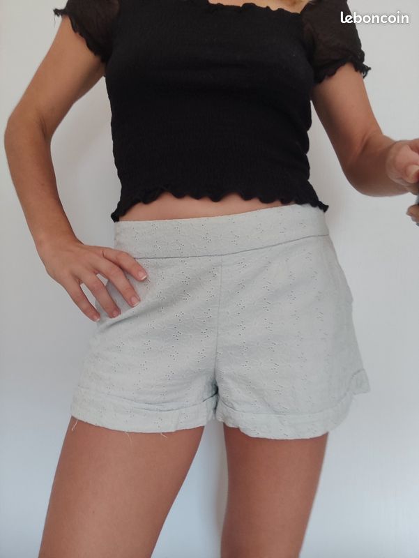 Short bleu clair à fleurs – Naf Naf – Taille 36 (image 1)