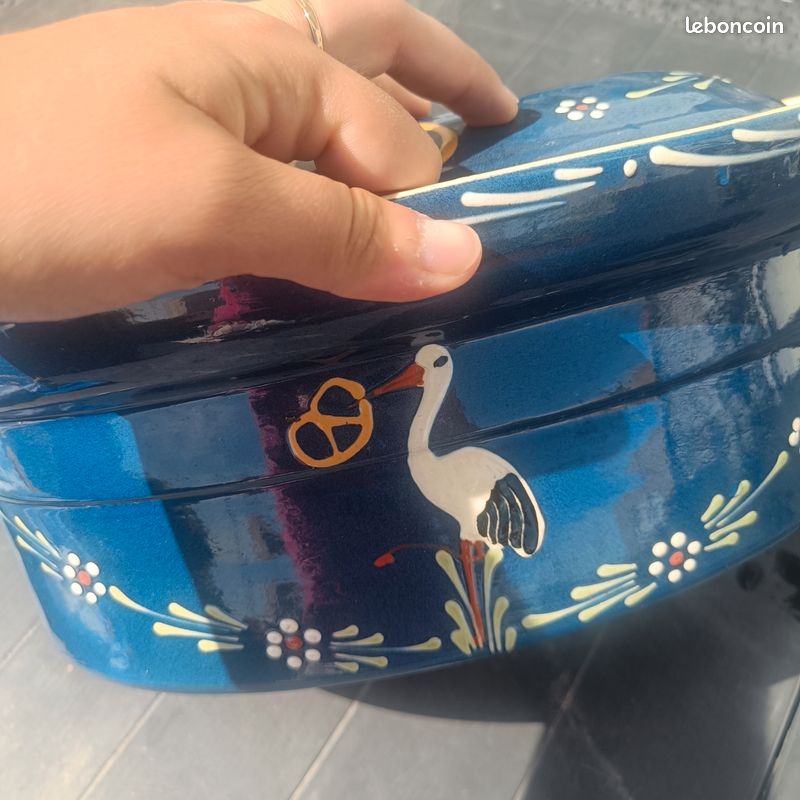 Cocotte Baeckeoffe alsacienne
- Type de produit : Cocotte de
fabrication Artisanale. Peinture à main levée.
- Matière : Terre de Grès cuite
- Couleur : Bleu avec décoration Alsacienne (image 3)