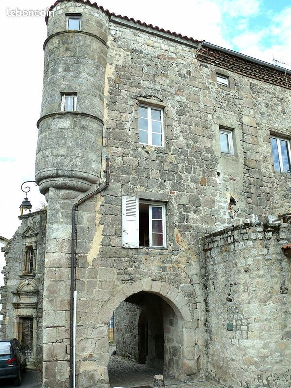 Appartement 3 pièces 72 m² · à Saint-Bonnet-le-Château · 72 m² · 48 000 €