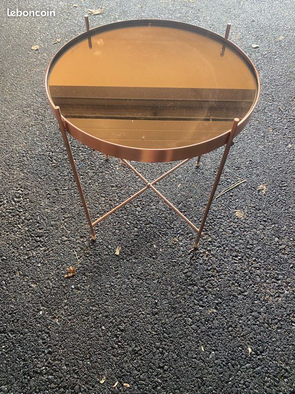 Table d’appoint doré en métal (image 3)