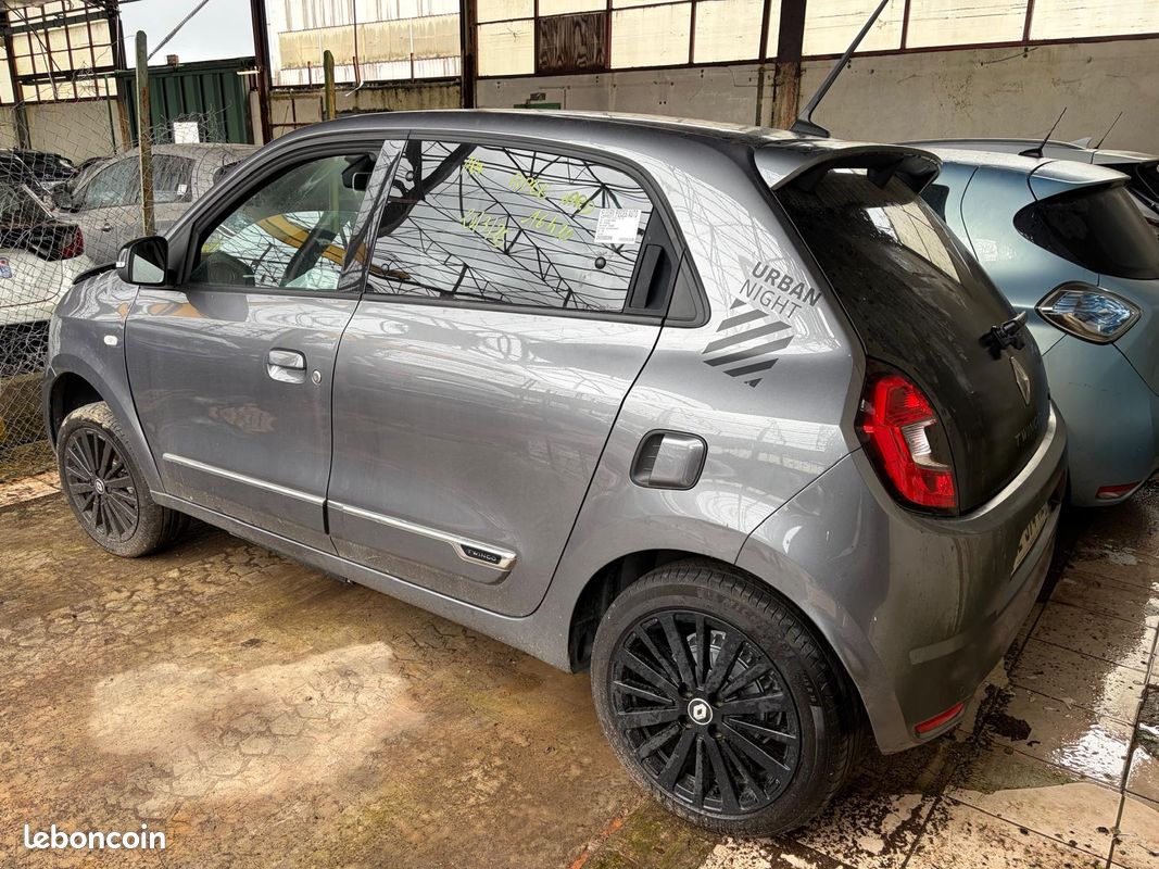 Renault twingo electrique urban night accidente (image 5)