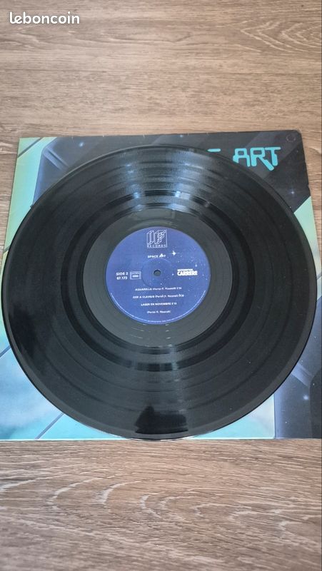 Vinyle "Space Art" au design futuriste et épuré. Un album idéal pour les amateurs de musique électronique et de science-fiction (image 4)