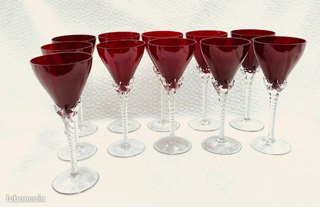 Verres rouges à pied torsadé transparent et carafe (image 1)