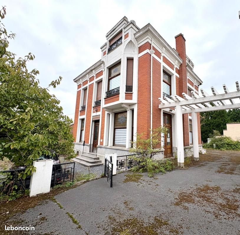 Maison 12 pièces 239 m² · à Crespin · 239 m² · 210 000 €
