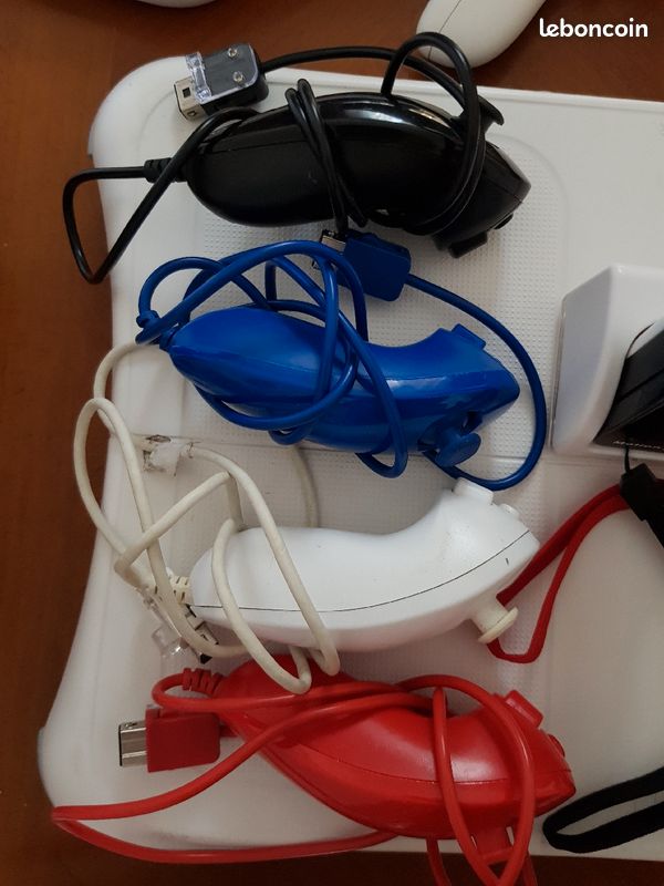 Console Wii + 4 manettes et nunchunk + wii fit + 15 jeux + chargeur + divers accessoires (image 6)