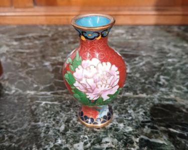 PETIT VASE balustre en porcelaine à décor émaillé