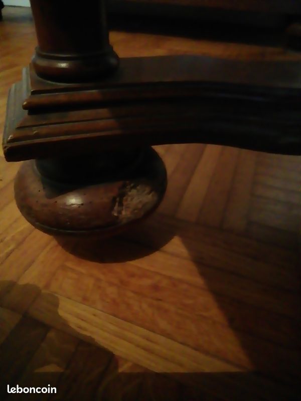 Table & Chaises (image 4)