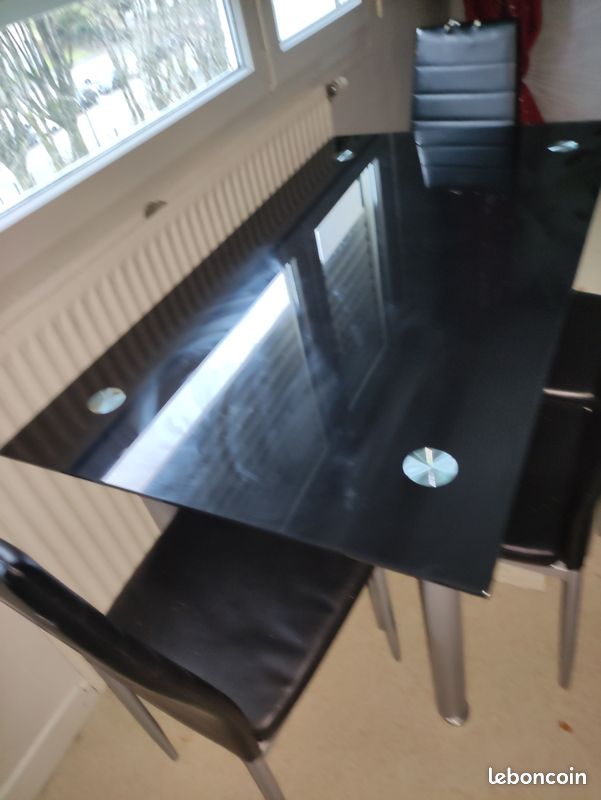 Table avec 4 chaise (image 1)