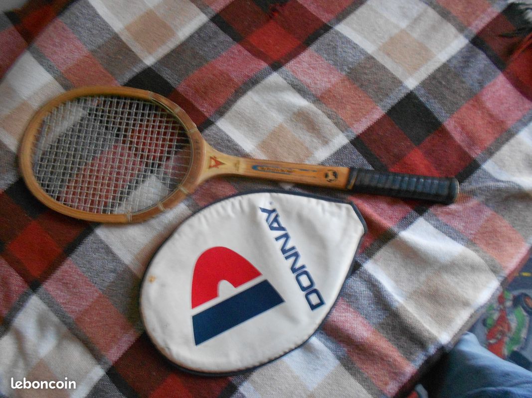 Raquette de tennis Donnay dans sa housse - France