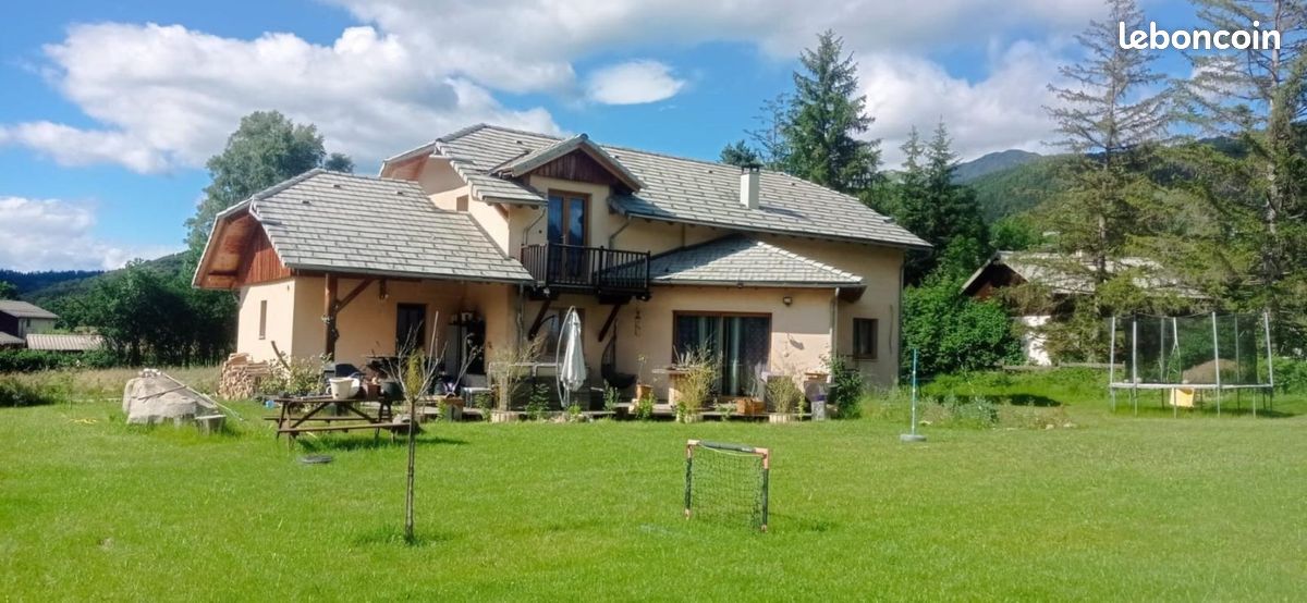 Maison 8 pièces 230 m² · à Seyne · 230 m² · 449 000 €