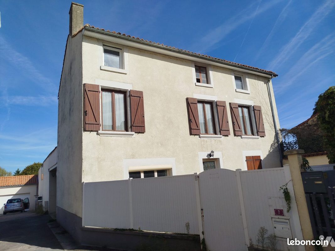 Maison 8 pièces 127 m² · à Chef-Boutonne · 127 m² · 107 000 €