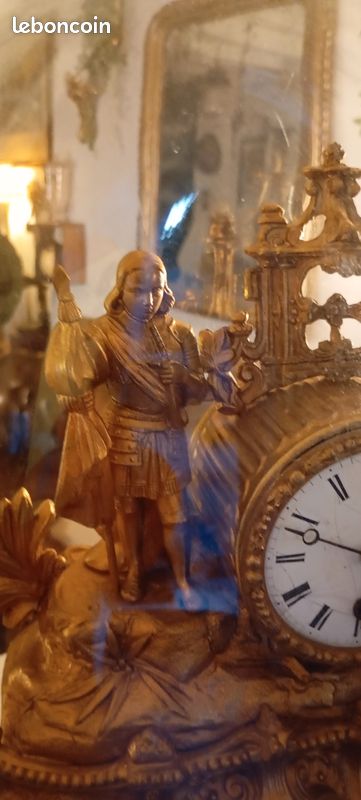 Horloge de mystère française du 19ème siècle en bronze doré et en forme de dôme avec un putto
