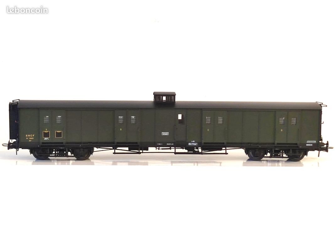Fourgon ex PLM - métallisé à bogies - vert 301 - feux de fin de con