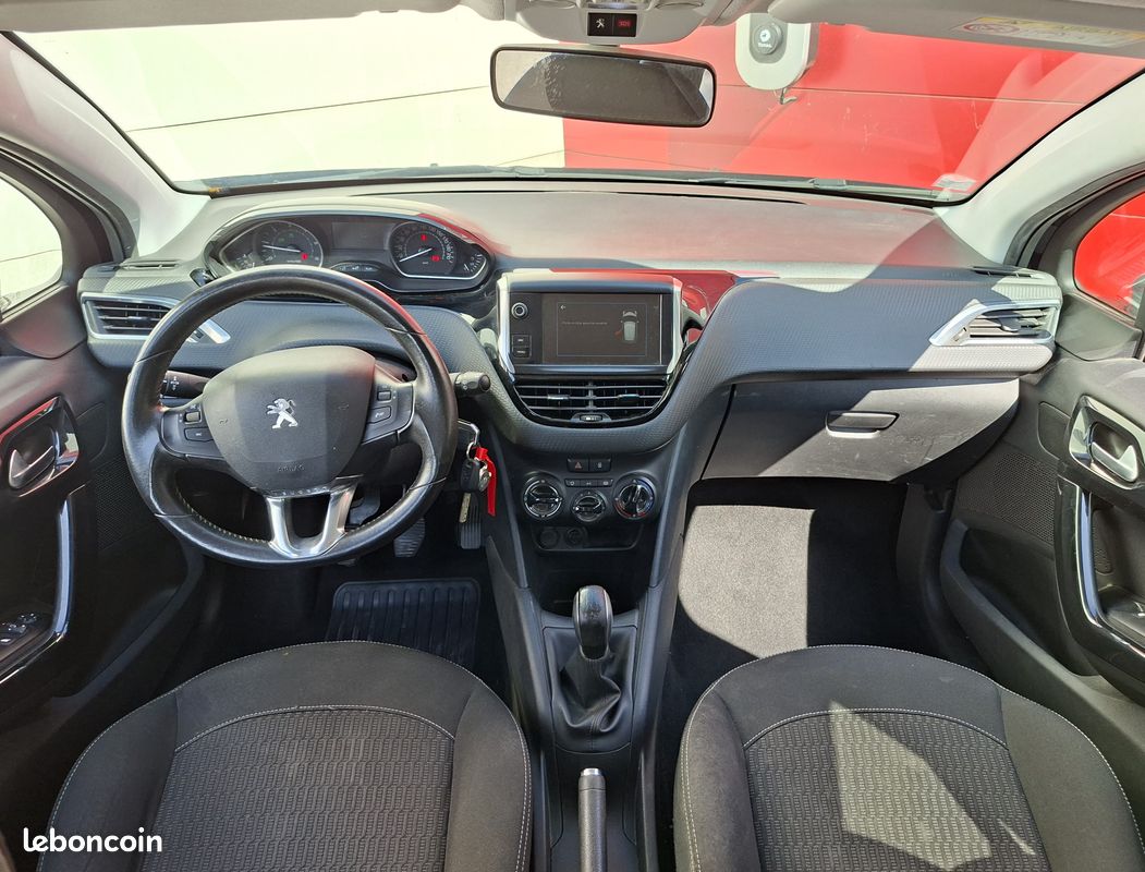 Peugeot 208 1.6 BLUEHDI - 100 STYLE (image 2)
