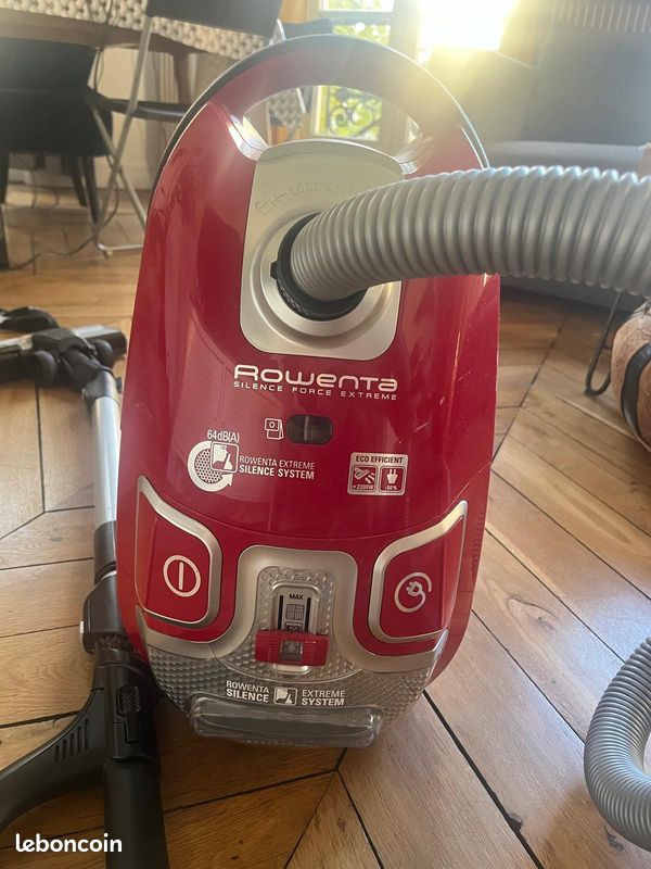 Aspirateur ROWENTA traineau Silence force extreme rouge