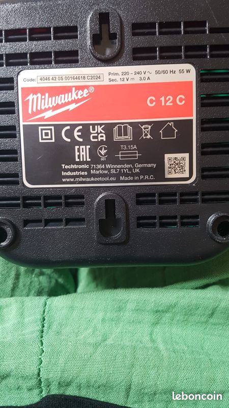Chargeur Milwaukee C12 C authentique état neuf (image 1)
