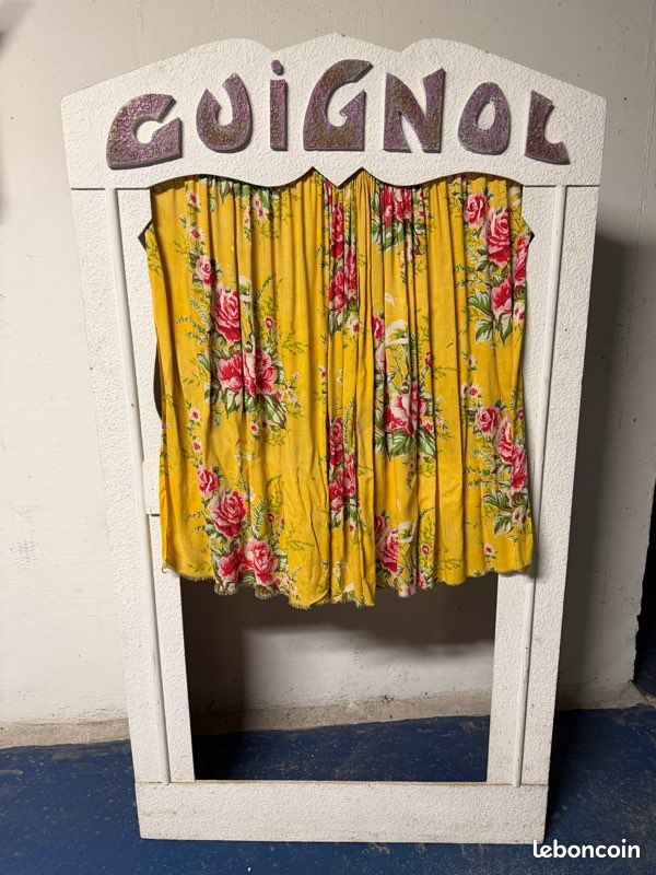 Ancien castelet ou théâtre de guignol - époque début XXème siècle Ancien castelet ou théâtre de guignol - époque début XXème siècle