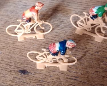 lot de 7 cyclistes en aluminium et 3 plastique jouet ancien tour de