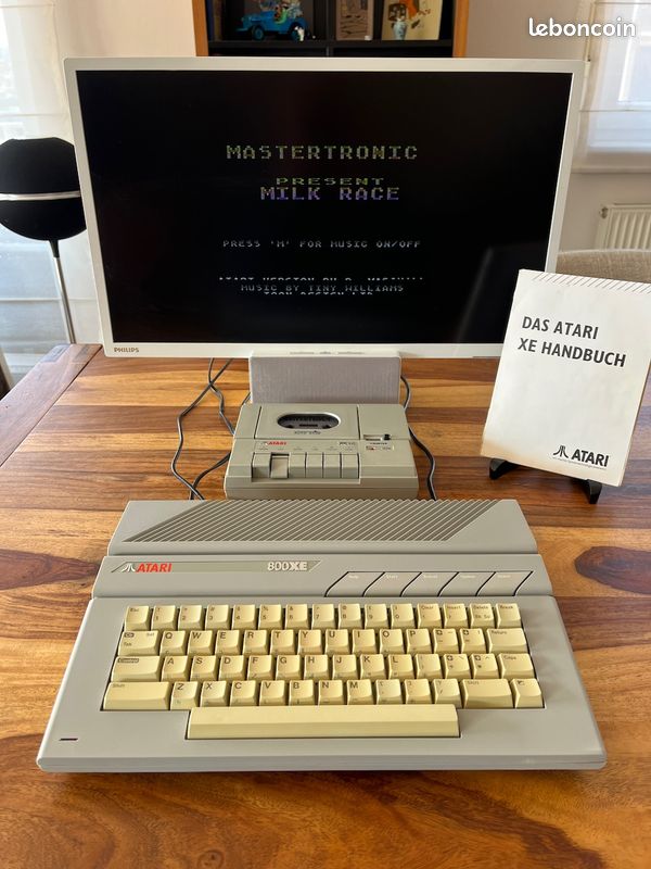 Ordinateur Atari 800XL et joystick du lecteur 1050
