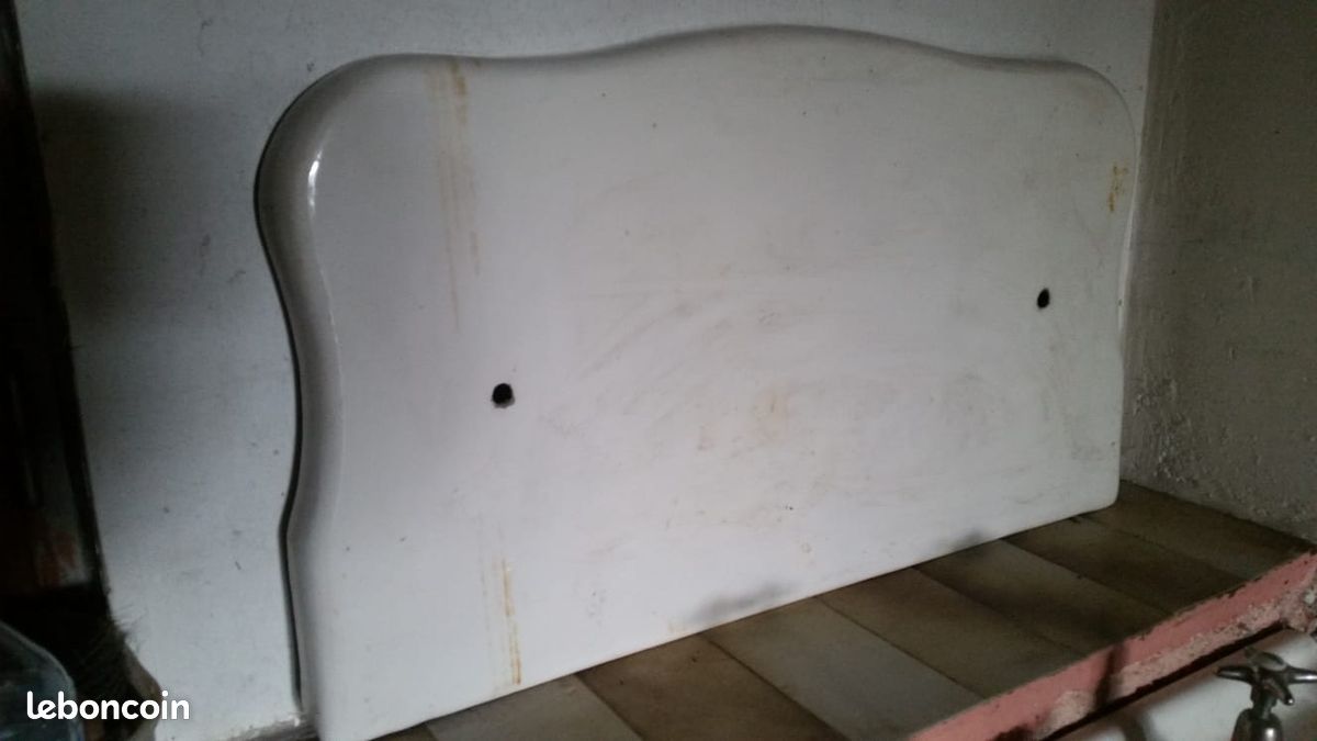 Superbe lavabo 1900 robinetterie d'origine à réviser. Minuscules traces d'usage. Hauteur vasque 90 cm , largeur 70 cm . Plaque arrière 70 de large sur 40 de haut (image 2)