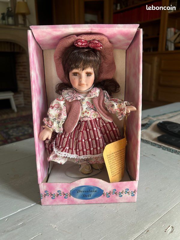 Poupée en porcelaine (image 1)