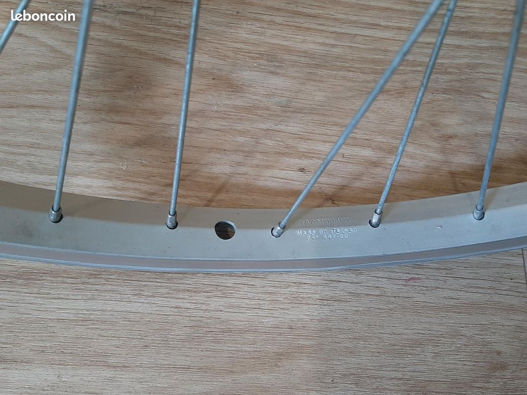 Roue Arrière Vélo 24 X 1.75 – Acier 36H Boulonnée Argent