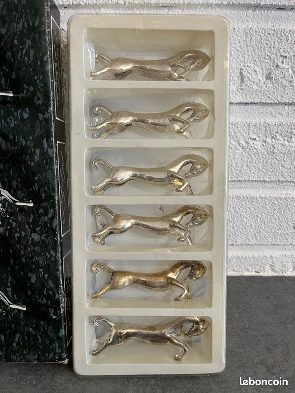 12 porte-couteaux et porte-couverts vintage en métal argenté, dans