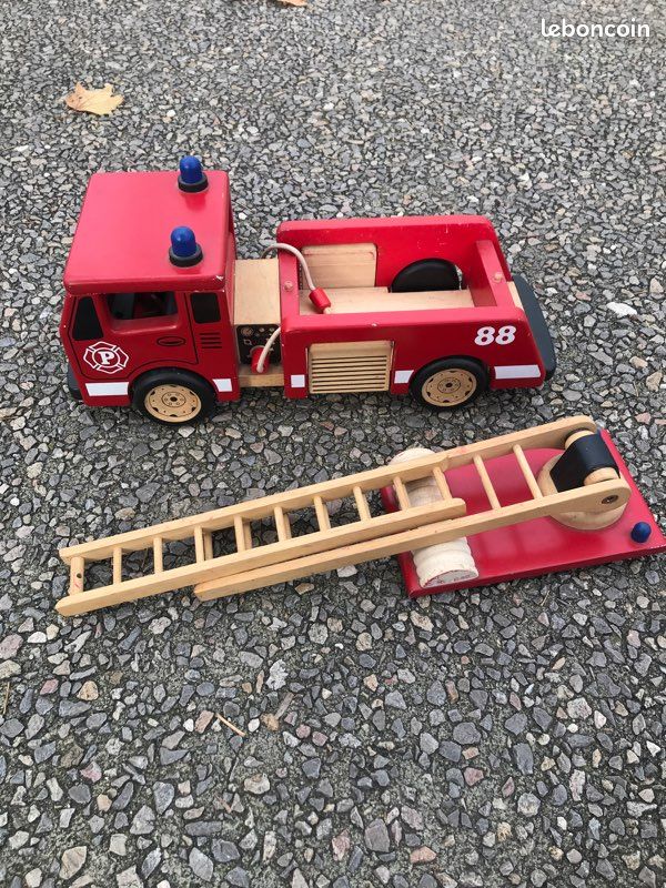 Camion de pompier en bois (image 2)