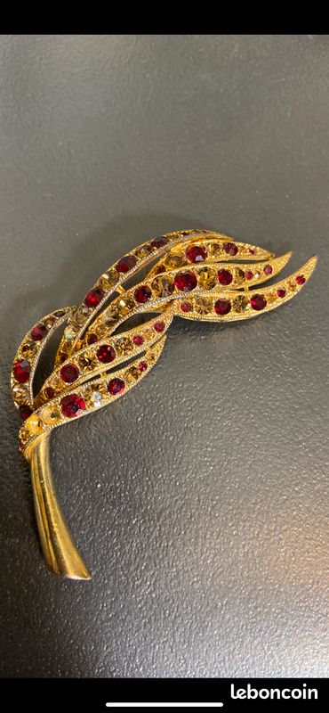 Broche chapeau canne Music Hall celluloïd rouge et or original bijou vintage 164