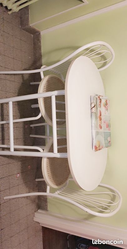 Table avec sais deux chaises (image 1)