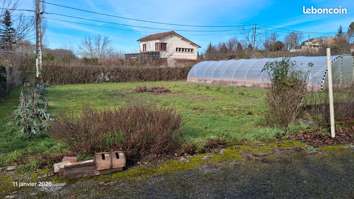 Terrain à bâtir 800 m2 avec dépendances 70 m2 · à Castres · 56 000 €