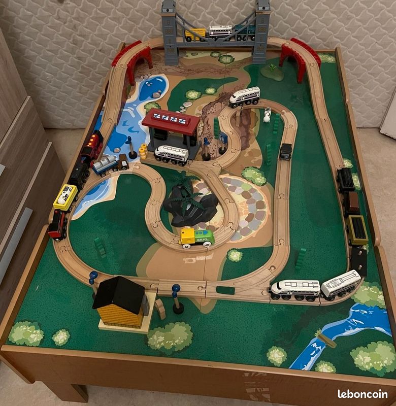 Table en bois circuit train (image 1)