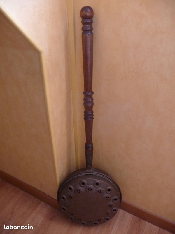Ancienne bassinoire chaufferette chauffe lit en cuivre et bois, décor fleuri (image 1)