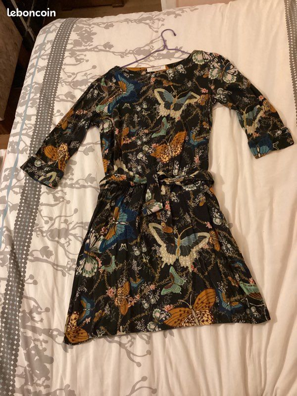 Robe très bon état marque PROMOD fond noir motifs papillons ocre,bleu,vert,beige taille 40 (image 1)