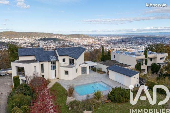 Maison 7 pièces 245 m²