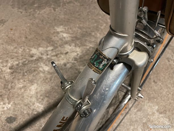 Vélo de femme Peugeot 1983, avec sa pompe à main et sa sacoche (bel état