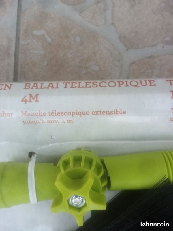 Balai D'Angle Triangulaire Avec Manche Télescopique Jusqu'à 3,3m - Noir/Vert