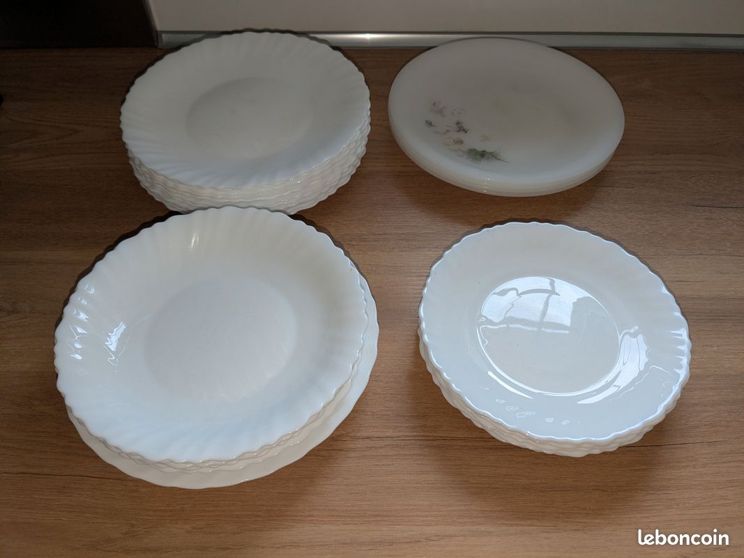 Lot 22 assiettes (plates, à soupe et à dessert) blanches (image 1)