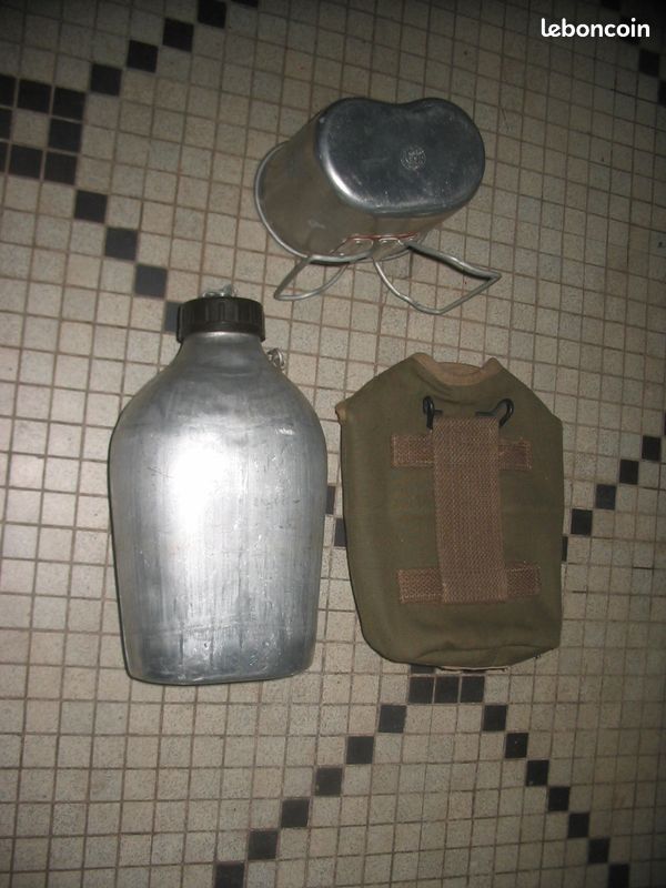 Gourde militaire en métal avec housse et quart le tout vintage (image 2)