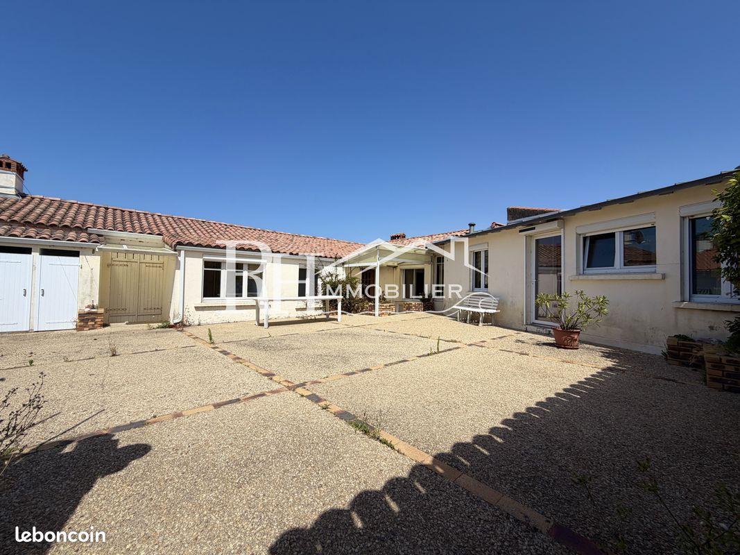 Maison 8 pièces 157 m² · à Brem-sur-Mer · 157 m² · 237 000 €