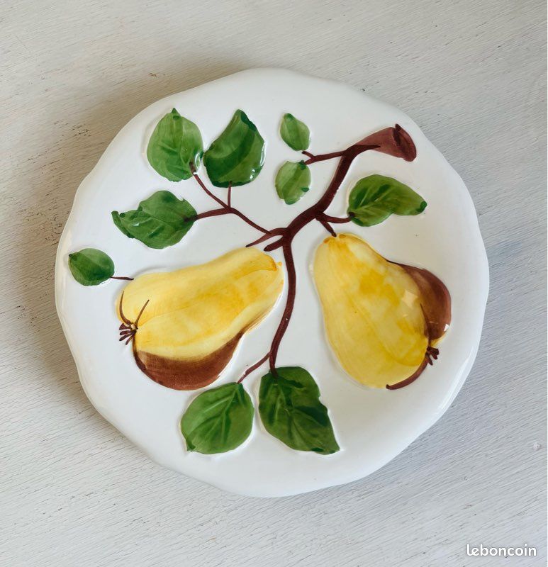 Assiette vintage en barbotine, au joli décor à relief de fruits, rare et tendance (image 6)