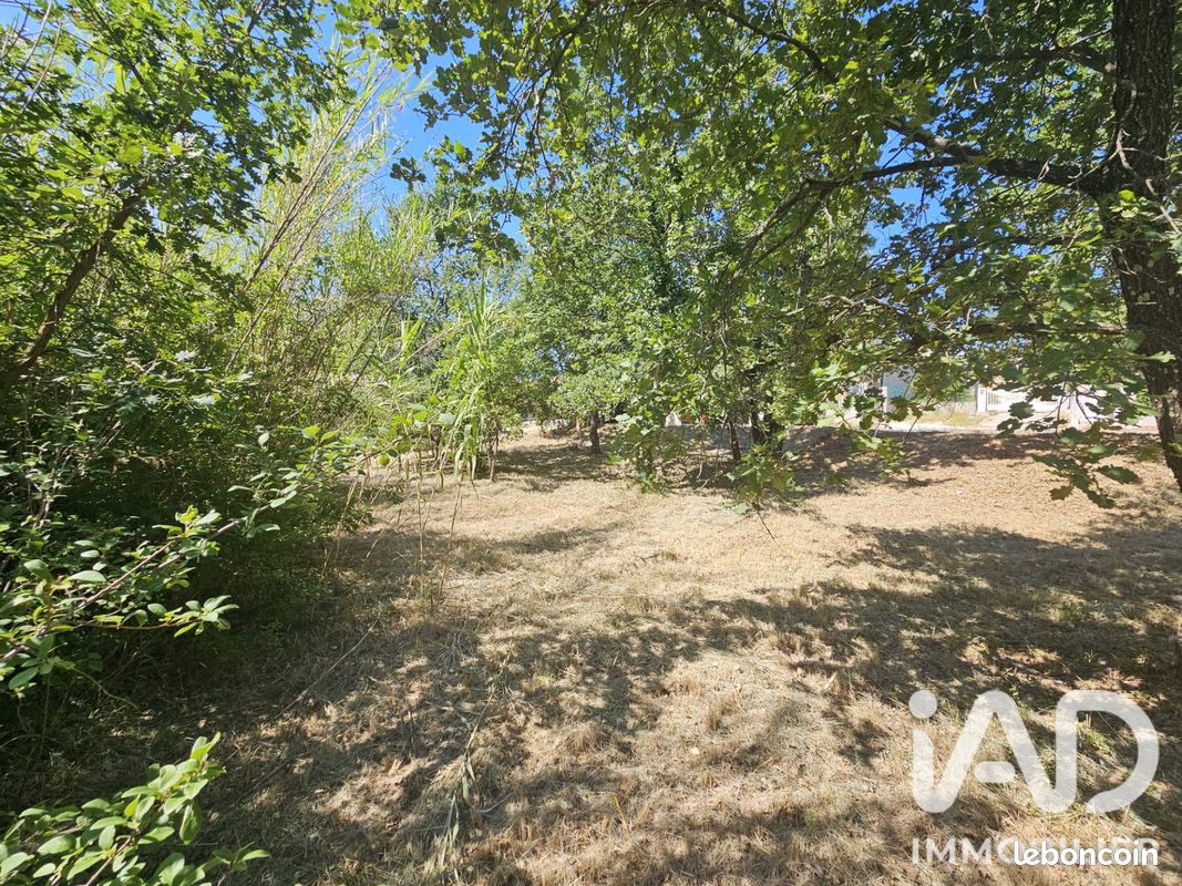 Terrain 572 m² · à Saint-Julien-de-Peyrolas · 572 m² · 79 000 €