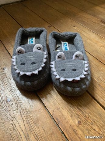 Chaussons crocodile GRIS TAMS  Chaussons gris, Pantoufle, Chaussons