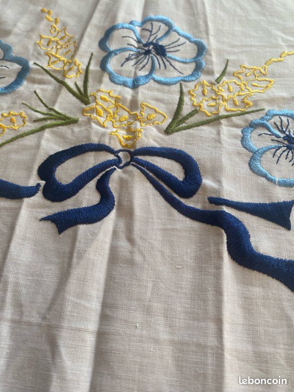 Nappe vintage avec broderie 100% coton blanche et bleue (image 4)