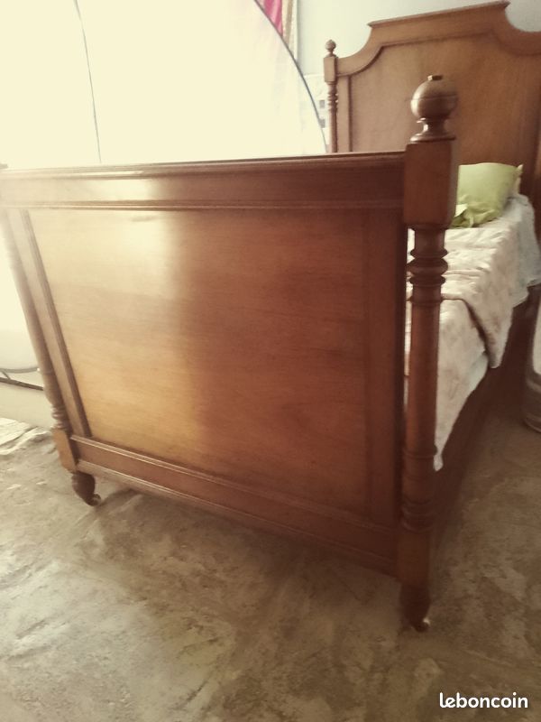 Lit ancien en bois (image 1)