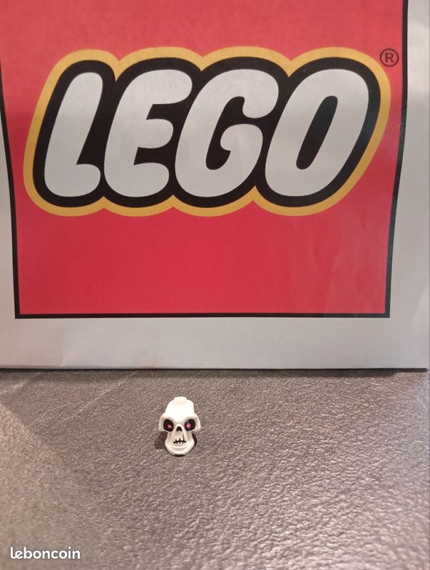 Minifigure,head,modified skull with red eyes,craks (image 1)