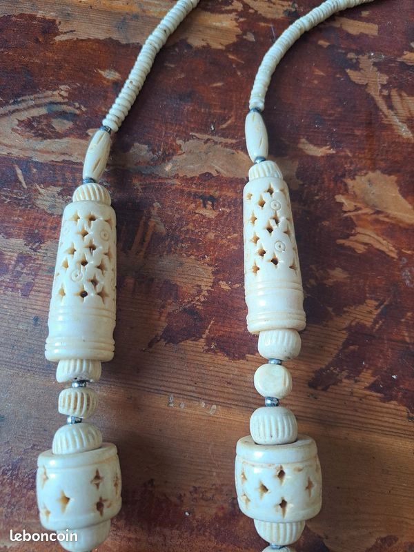 Collier ancien en os ou corne gravé (image 4)
